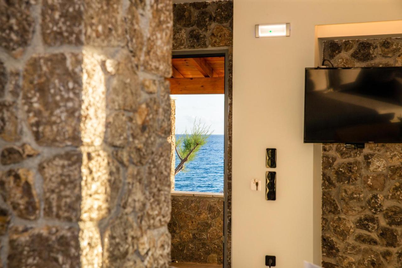 Black Rocks Family, Luxury Seafront Beach Maisonette 阿齐欧斯·贡多斯 外观 照片